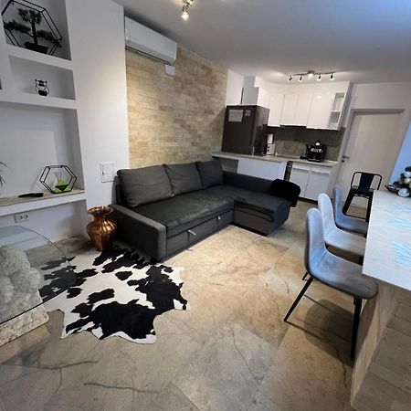 Luxus Cluj Airport Apartments Bagian luar foto