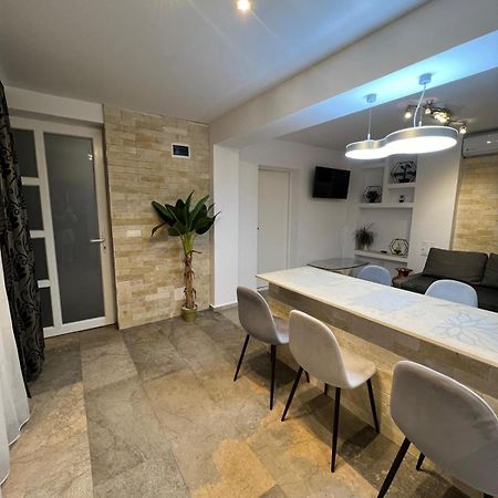 Luxus Cluj Airport Apartments Bagian luar foto