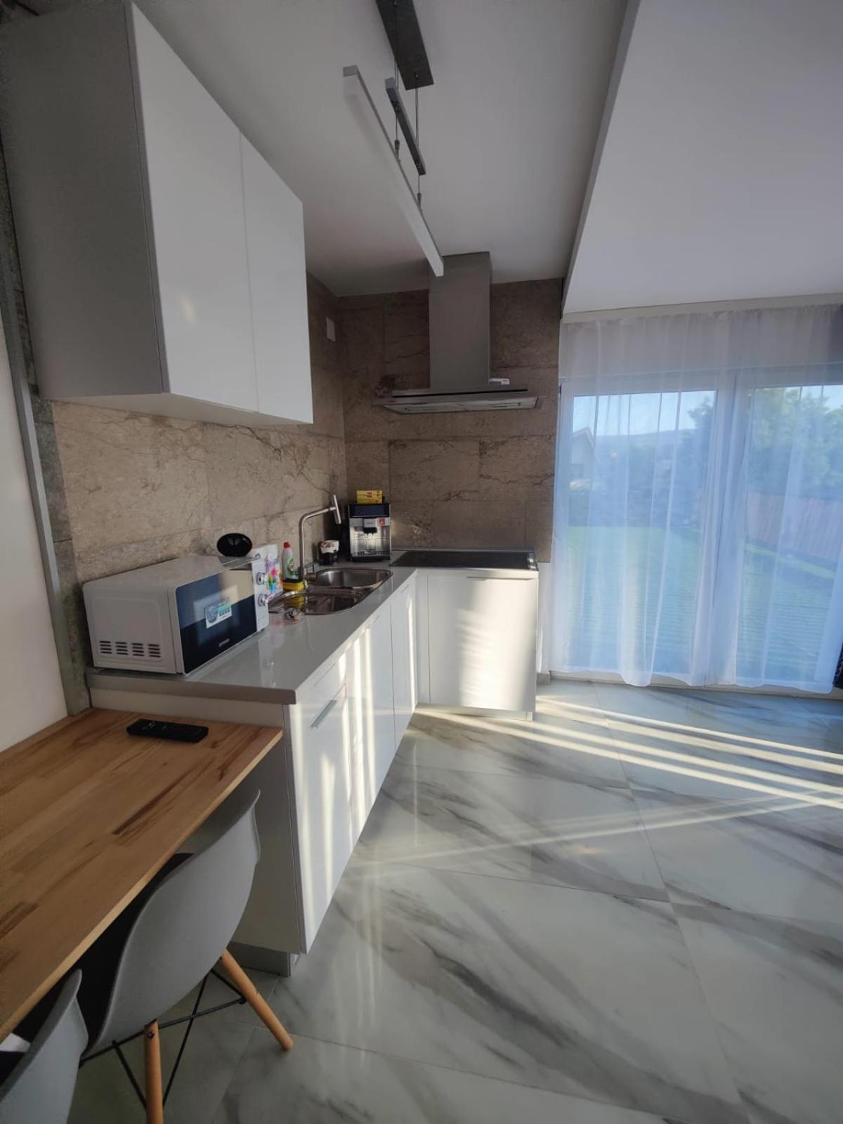 Luxus Cluj Airport Apartments Bagian luar foto