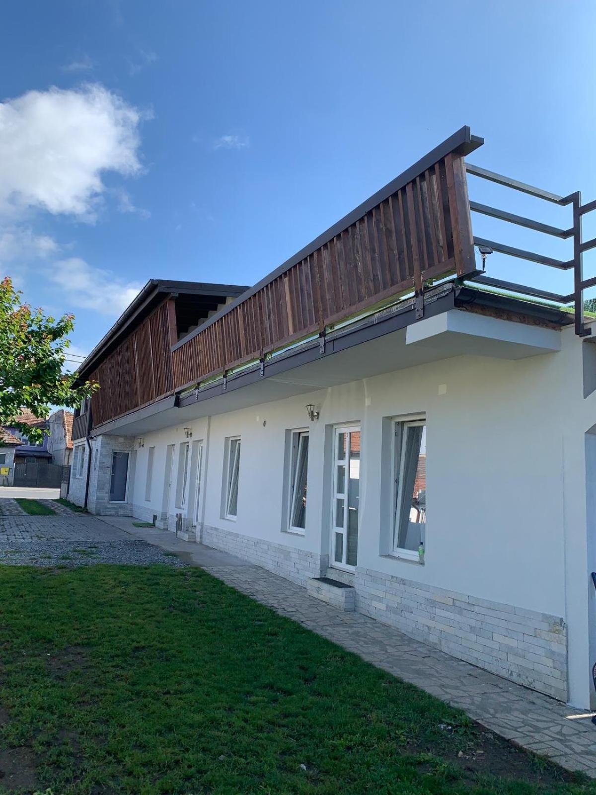 Luxus Cluj Airport Apartments Bagian luar foto
