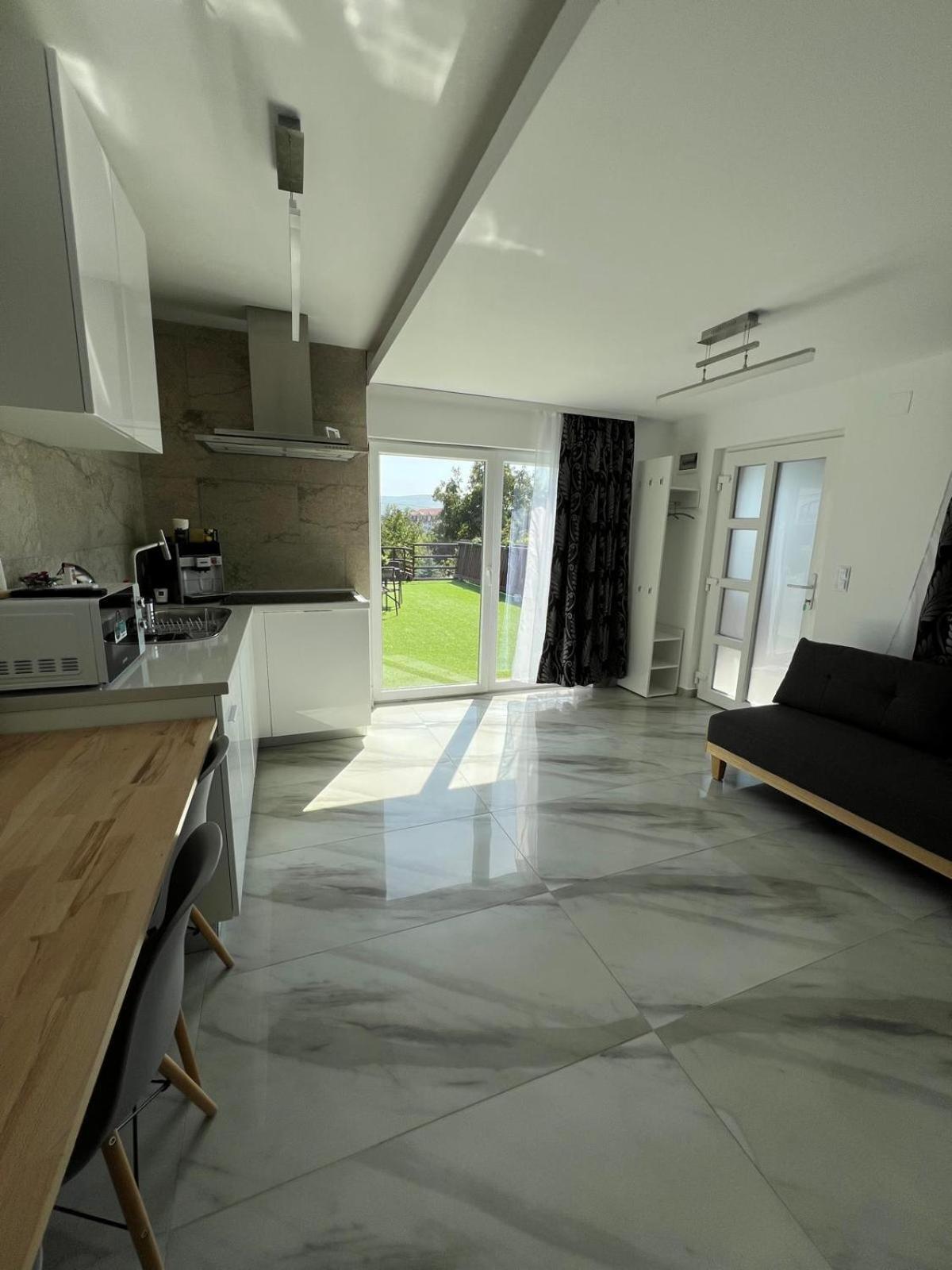 Luxus Cluj Airport Apartments Bagian luar foto