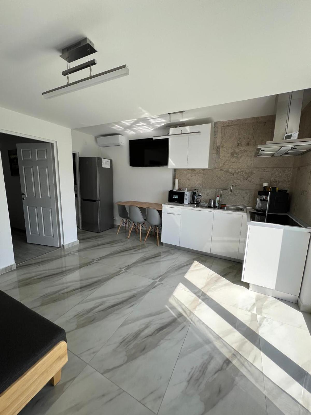 Luxus Cluj Airport Apartments Bagian luar foto