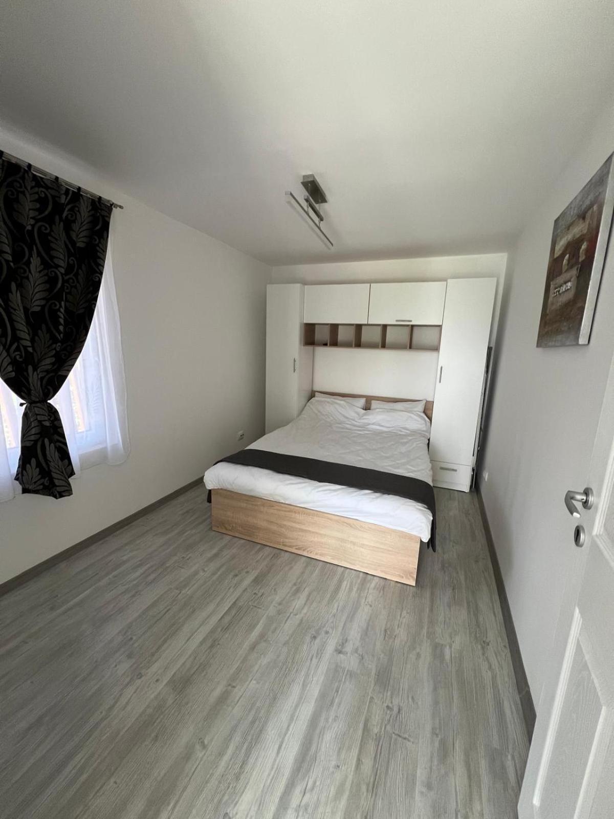 Luxus Cluj Airport Apartments Bagian luar foto