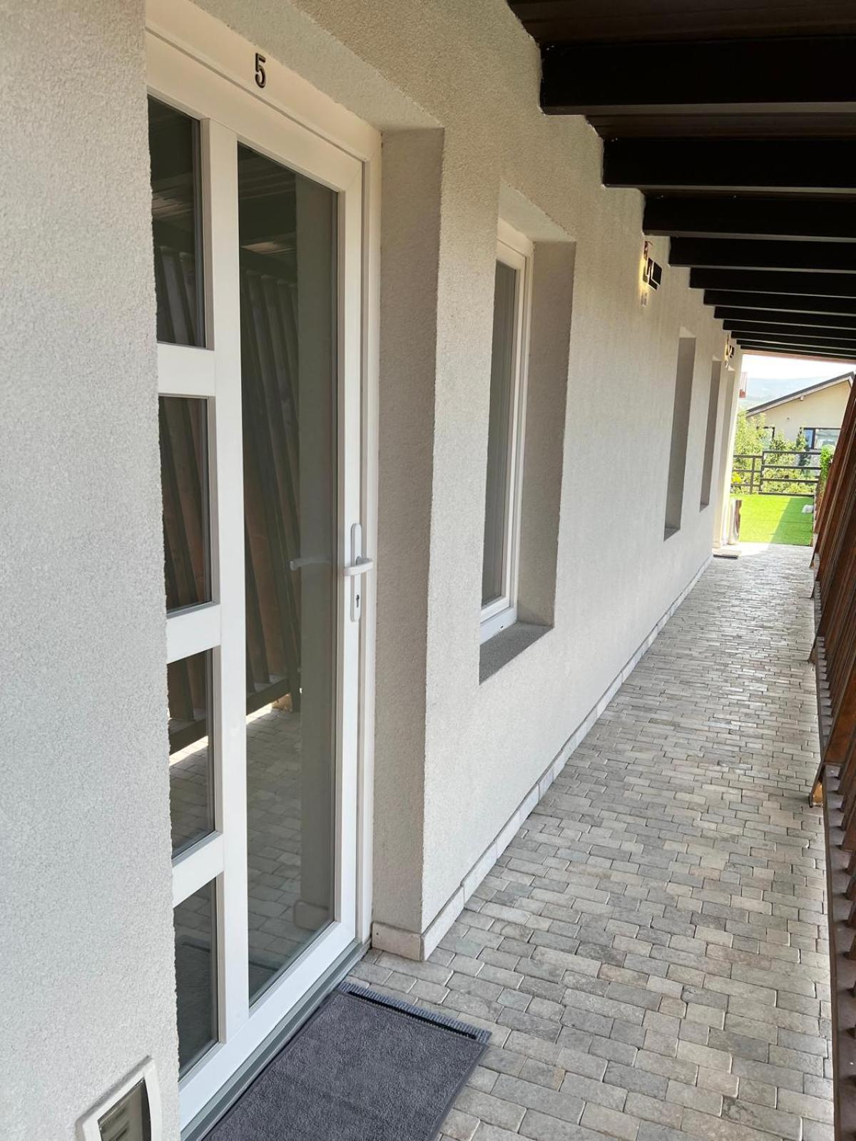 Luxus Cluj Airport Apartments Bagian luar foto