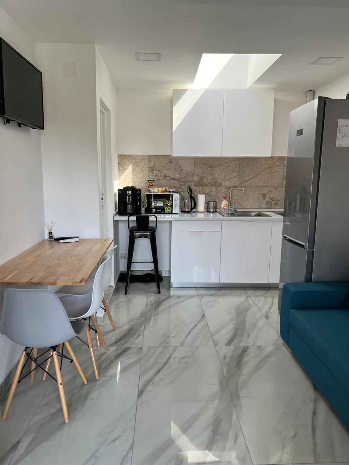Luxus Cluj Airport Apartments Bagian luar foto