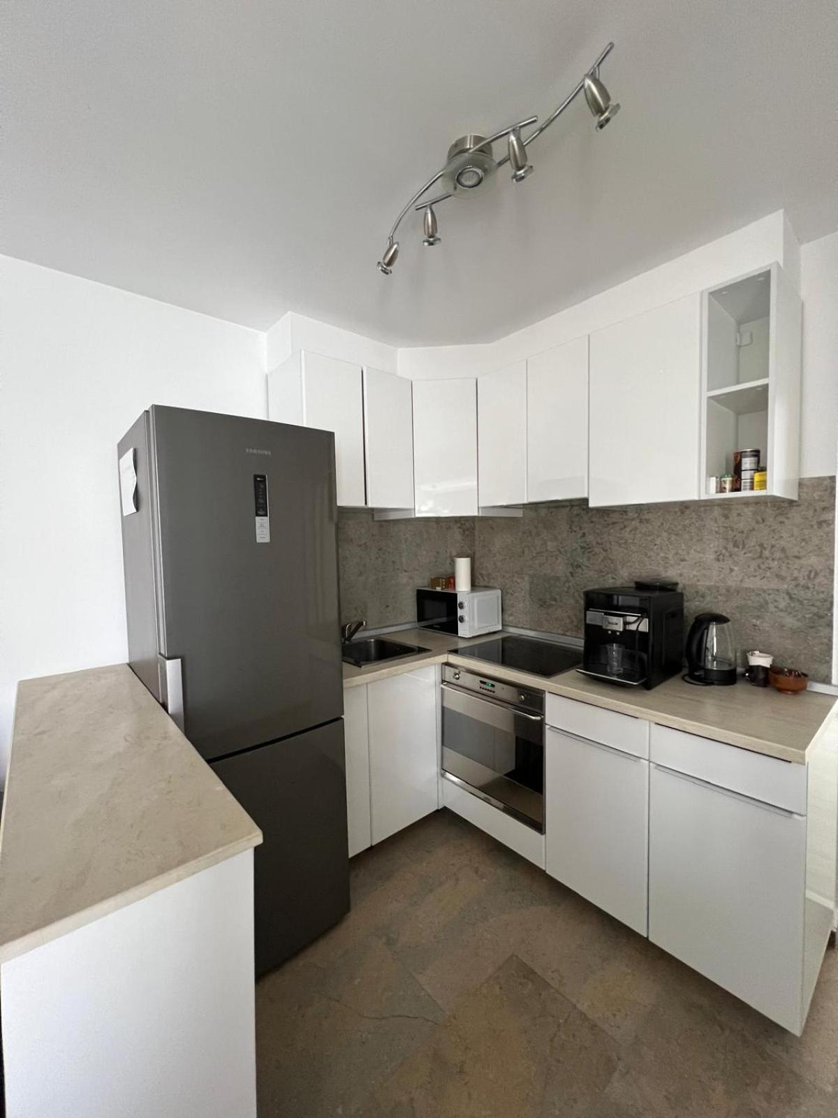 Luxus Cluj Airport Apartments Bagian luar foto
