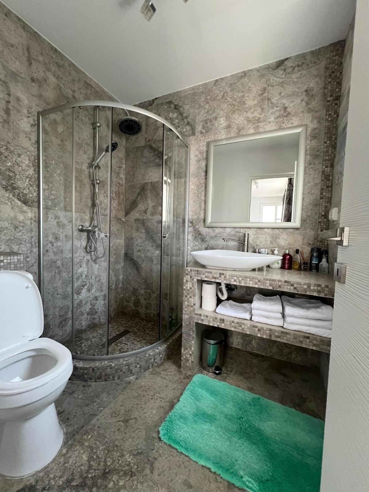 Luxus Cluj Airport Apartments Bagian luar foto