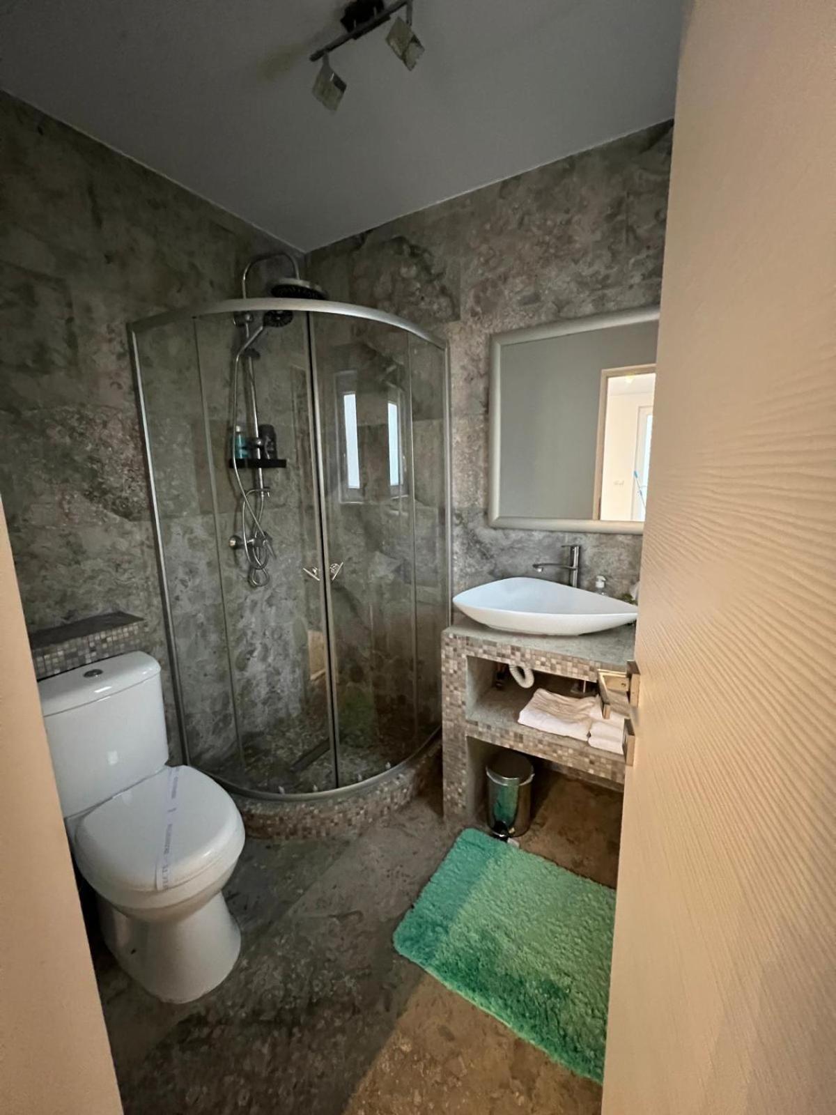 Luxus Cluj Airport Apartments Bagian luar foto