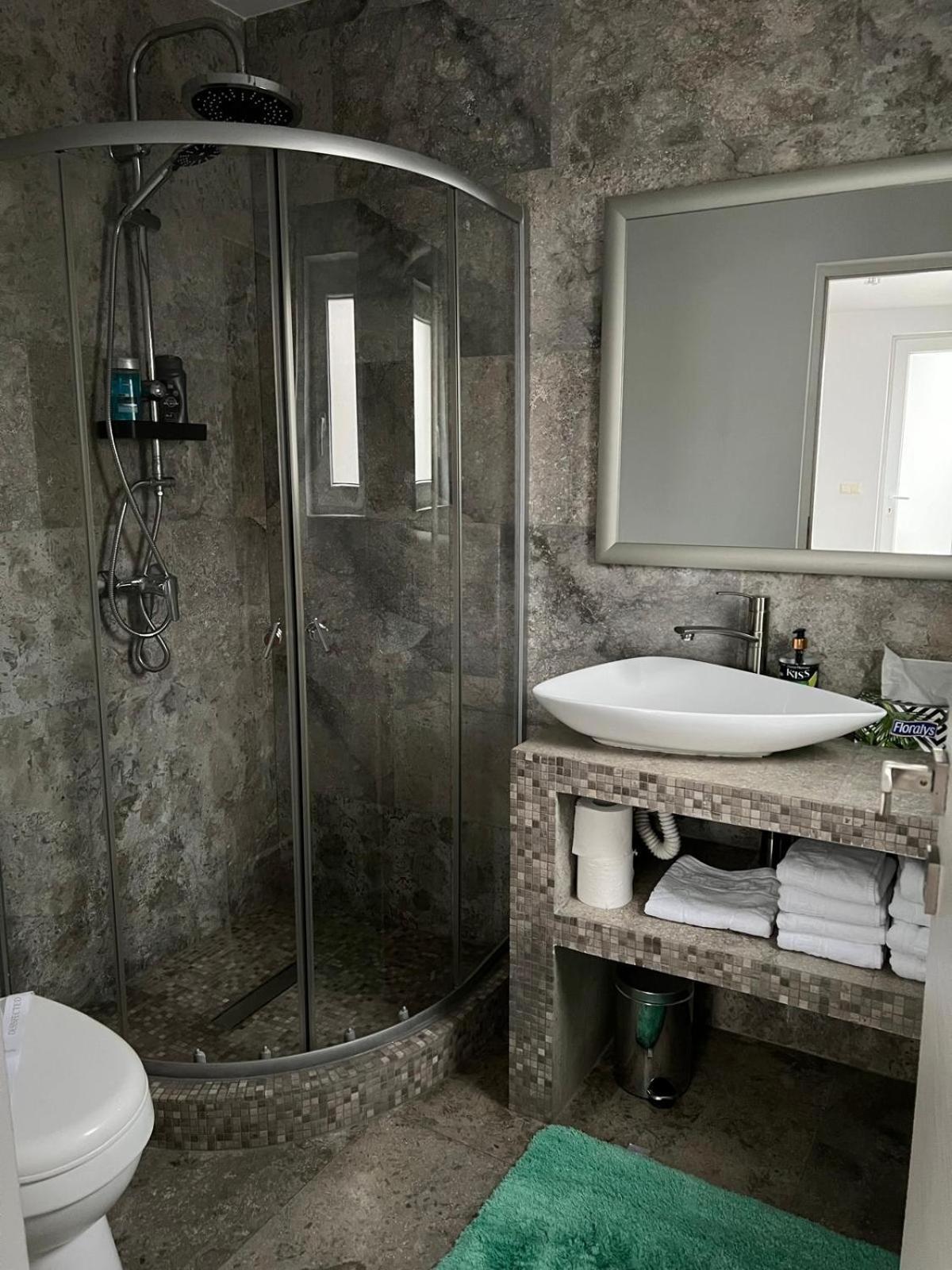 Luxus Cluj Airport Apartments Bagian luar foto