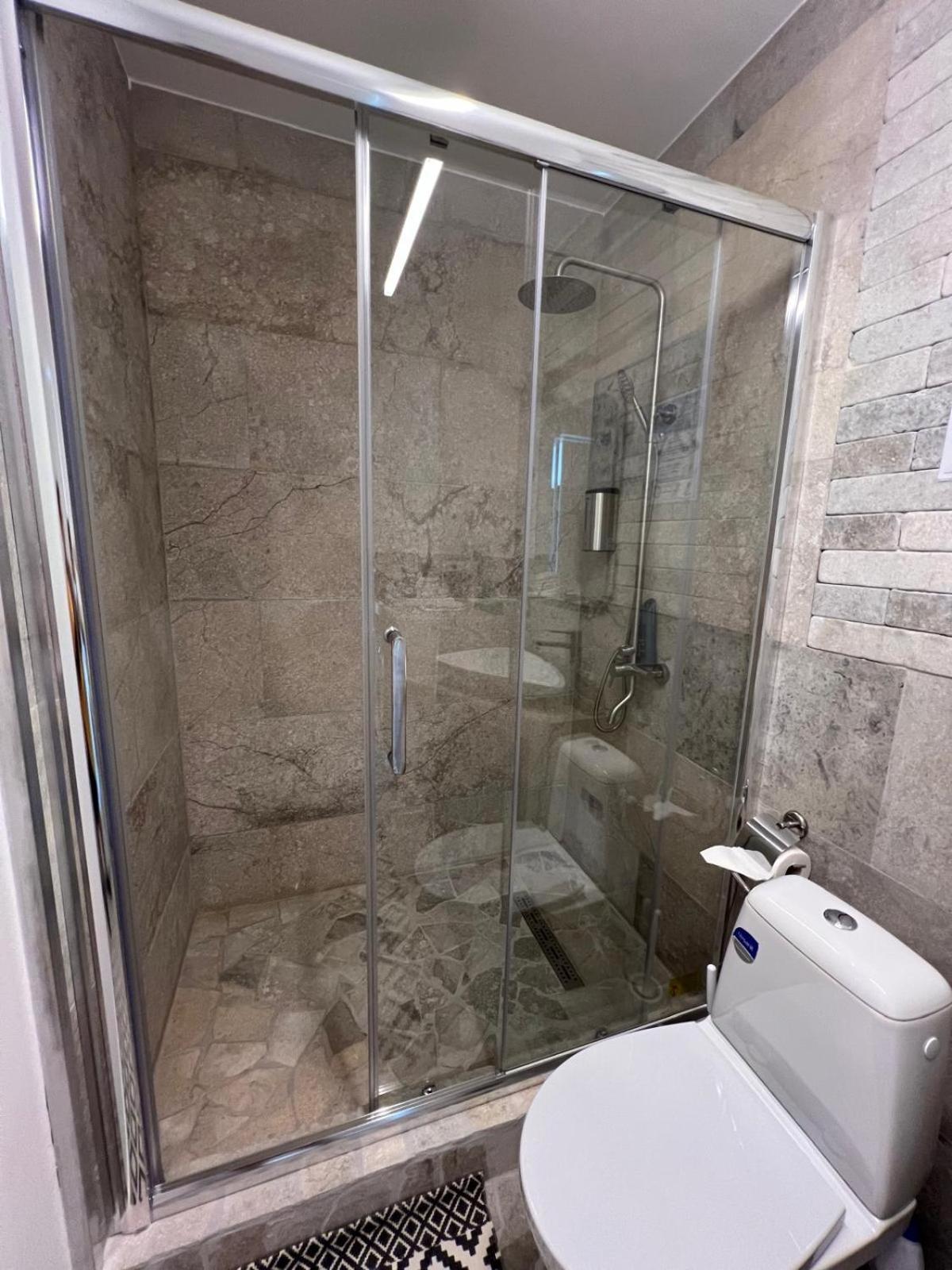 Luxus Cluj Airport Apartments Bagian luar foto