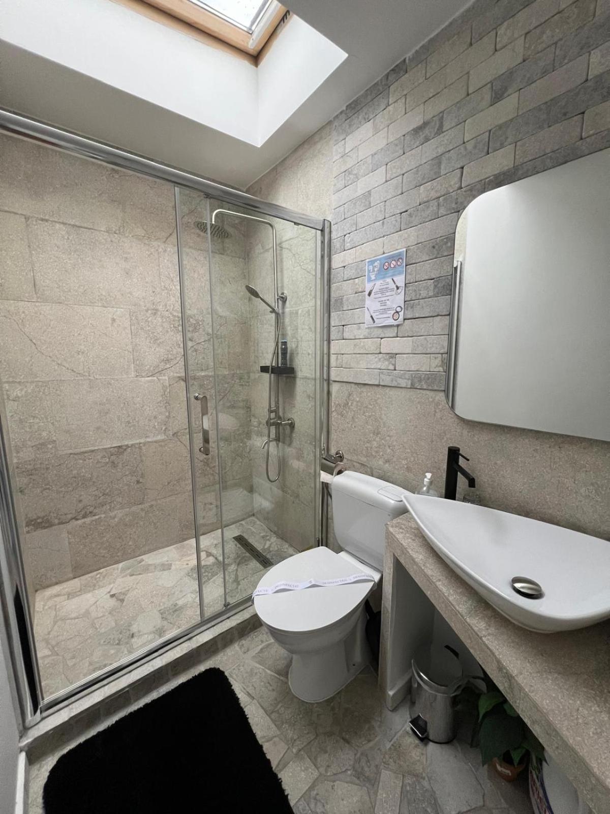 Luxus Cluj Airport Apartments Bagian luar foto