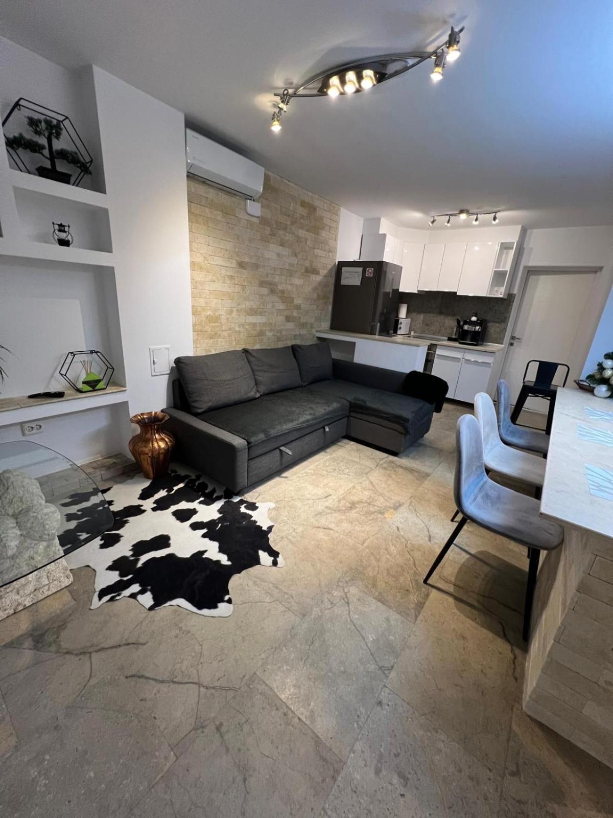 Luxus Cluj Airport Apartments Bagian luar foto