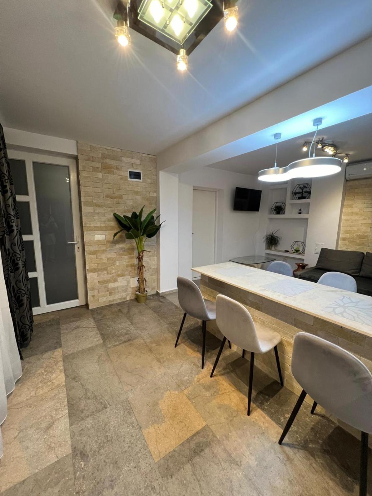 Luxus Cluj Airport Apartments Bagian luar foto