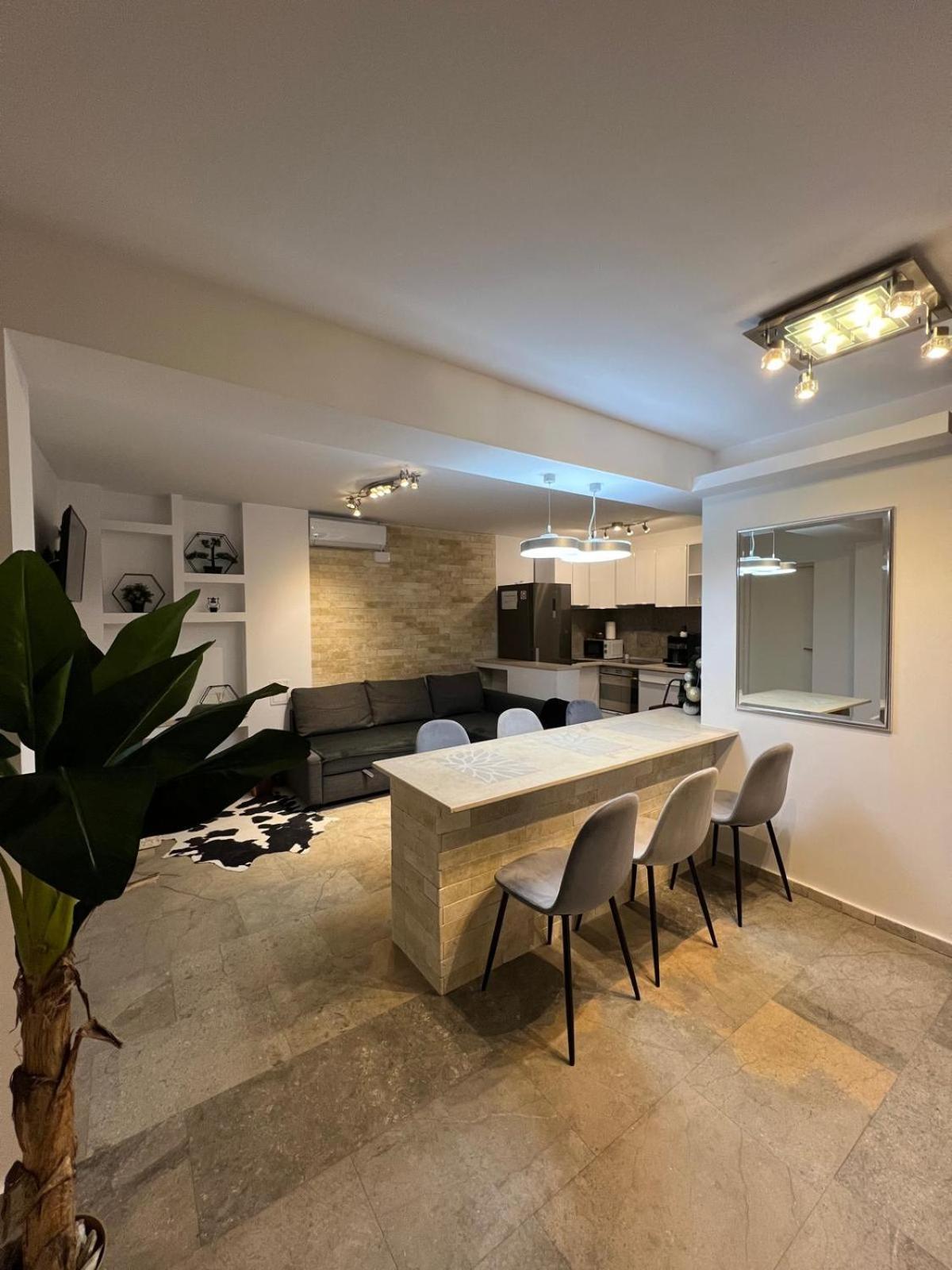 Luxus Cluj Airport Apartments Bagian luar foto