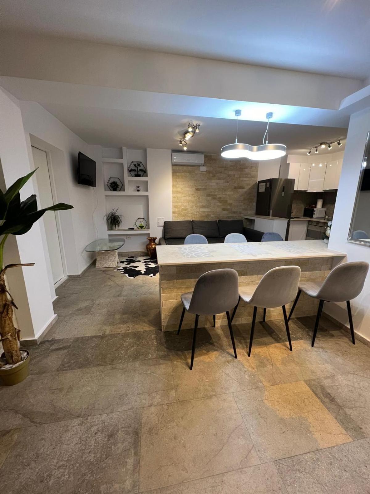 Luxus Cluj Airport Apartments Bagian luar foto